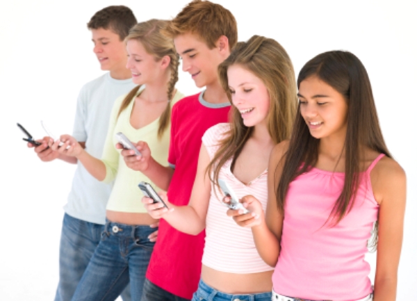 Tinejdžeri - mobilni telefoni Tinejdžeri - mobilni telefoni