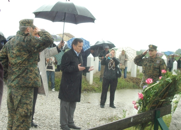 Gornja Kalesija - dženaza za 29 Bošnjaka / foto: DEPO