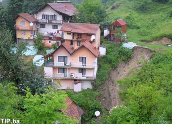 Tuzla - poplave - klizište / foto: Tip.ba