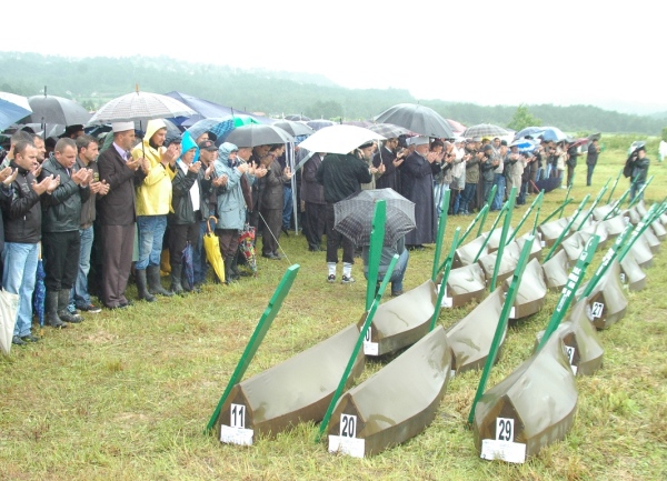 Gornja Kalesija - dženaza za 29 Bošnjaka / foto: DEPO