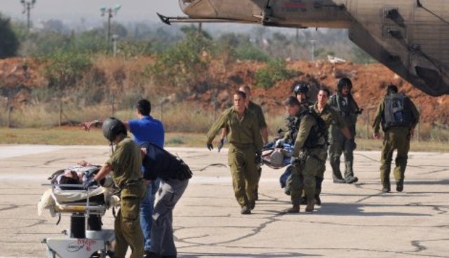 Izraelski vojnici evakuišu ranjenike / foto: AFP