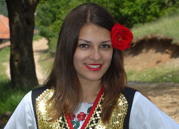 djevojka u narodnoj nošnji
