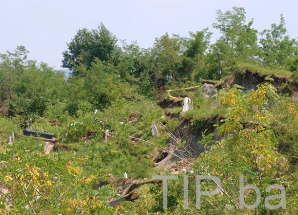 Tuzla - klizište uništilo pravoslavno groblje / foto: Tip.ba