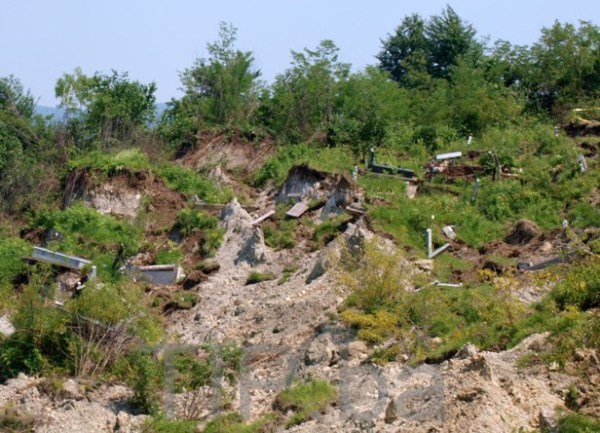 Tuzla - klizište uništilo pravoslavno groblje / foto: Tip.ba