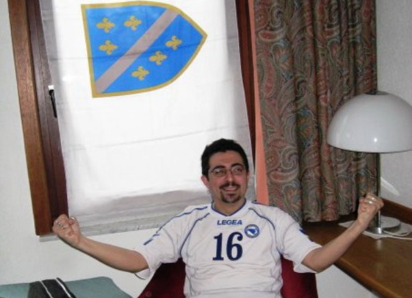 marian sa zastavom