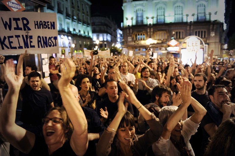 Oko 25.000 &Scaron;panaca oglu&scaron;ilo se na vladinu zabranu i noć su proveli na glavnom trgu u Madridu, &scaron;to je nastavak vi&scaron;ednevnih prosvjeda u gradovima diljem zemlje