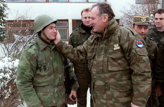 Mladić bodri vojnike (FOTO:AFP) Mladić bodri vojnike (FOTO:AFP)