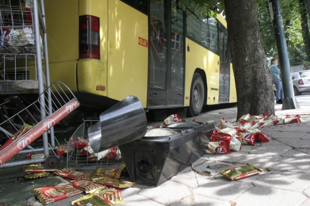 Autobus GRAS-a koji je saobraćao na relaciji Dom Armije-Breka jutros je u Bolničkoj ulici, kod Medicinskog fakulteta, iz jo&scaron; neutvrđenih razloga, vožnjom unazad sletio s ceste na trotoar