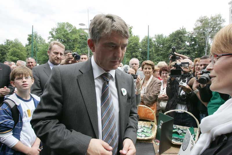 Organizatori događaja poručili su da cvjetić treba nositi 9.10. i 11. jula, sačuvati ga i nositi kad god srce i du&scaron;a osjete da su uz ubijene žrtve i preživjele srebreničkog genocida iz jula 1995. godine./ Foto: DEPO PORTAL