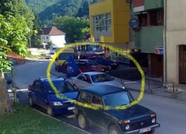 Srebrenica - Milorad Stanojević sa četničkom zastavom Srebrenica - Milorad Stanojević sa četničkom zastavom