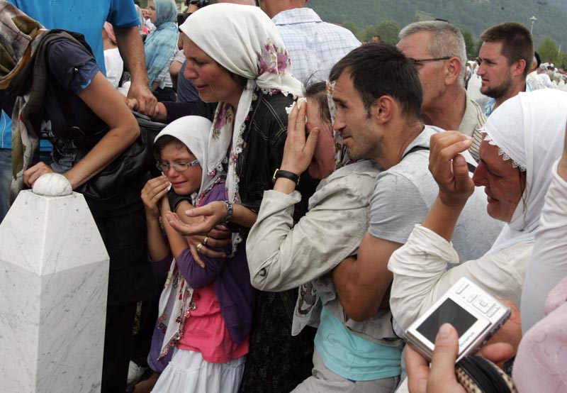 Dženaza i ukop identificiranih žrtava u Potočarima, kojoj je prisustvovalo vi&scaron;e desetina hiljada ljudi, zavr&scaron;eni su pu&scaron;tanjem golubova u spomen žrtvama genocida nad Bo&scaron;njacima 