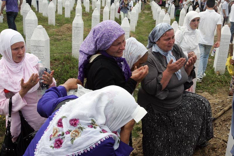 Dženaza i ukop identificiranih žrtava u Potočarima, kojoj je prisustvovalo vi&scaron;e desetina hiljada ljudi, zavr&scaron;eni su pu&scaron;tanjem golubova u spomen žrtvama genocida nad Bo&scaron;njacima 