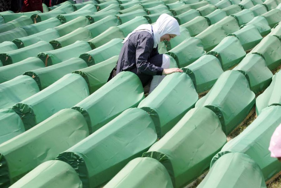 Dženaza i ukop identificiranih žrtava u Potočarima, kojoj je prisustvovalo više desetina hiljada ljudi, završeni su puštanjem golubova u spomen žrtvama genocida nad Bošnjacima 