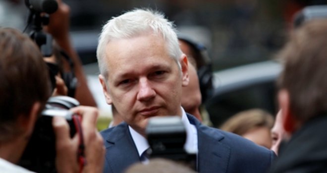 Nećete vjerovati s kim je Julian Assange u vezi: Osvojio ga seks simbol '90-ih?
