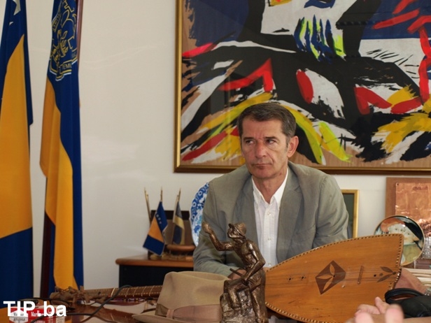 Rukopisi Derviša Sušića predati Arhivu TK Rukopisi Derviša Sušića predati Arhivu TK