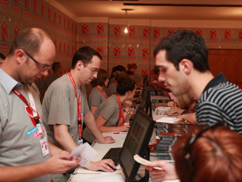 Prodaja pojedinačnih ulaznica za sve programe 17. Sarajevo Film Festivala počela je u nedjelju, 17. jula 2011. u 11 sati u Glavnom Box Office-u/ Foto: SFF Prodaja pojedinačnih ulaznica za sve programe 17. Sarajevo Film Festivala počela je u nedjelju, 17. jula 2011. u 11 sati u Glavnom Box Office-u/ Foto: SFF