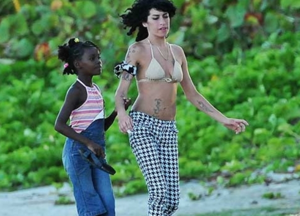 Amy Winehouse sa djevojčicom Dannikom Augustine Amy Winehouse sa djevojčicom Dannikom Augustine
