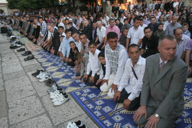 Bajram-namaz u Gazi Husrev-begovoj džamiji Bajram-namaz u Gazi Husrev-begovoj džamiji