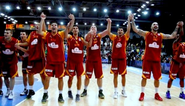 Makedonski ko&scaron;arka&scaron;i proslavljaju veliku pobjedu; foto: AP