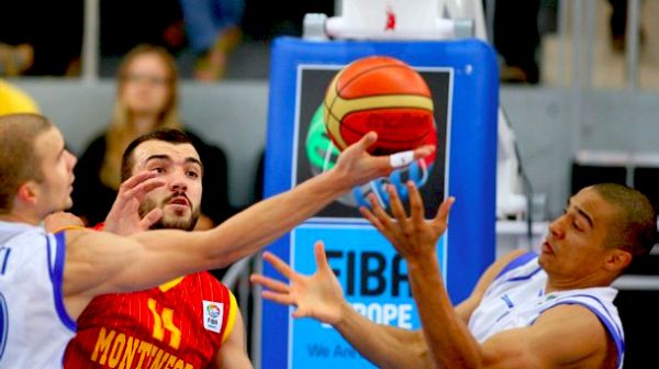 Nikola Peković u borbi za loptu s Shawnom Huffom (desno) i Tuukkom Kottijem; foto: Getty Images Nikola Peković u borbi za loptu s Shawnom Huffom (desno) i Tuukkom Kottijem; foto: Getty Images