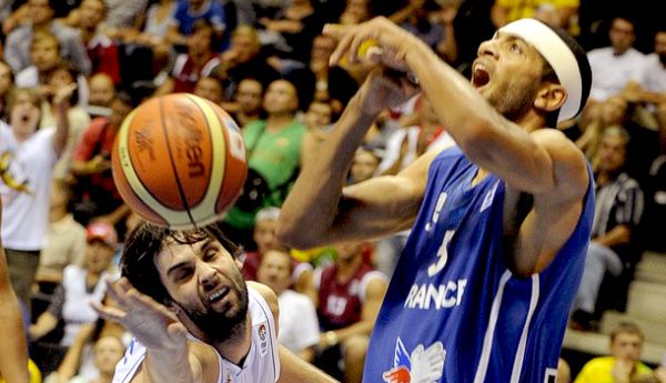 Milo&scaron; Teodosić i Nicolas Batum; foto: Getty Images