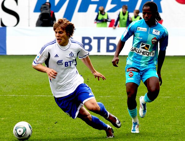 Aleksandr Kokorin u duelu sa Sekuom Olisehom u prvom ovogodišnjem ogledu Dinama i CSKA; foto: Getty Images Aleksandr Kokorin u duelu sa Sekuom Olisehom u prvom ovogodišnjem ogledu Dinama i CSKA; foto: Getty Images