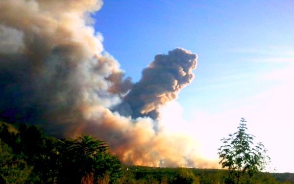 Sve zemaljske i zračne snage su povučene s požarišta s kojeg odjekuju detonacije; foto: 24sata.hr Sve zemaljske i zračne snage su povučene s požarišta s kojeg odjekuju detonacije; foto: 24sata.hr