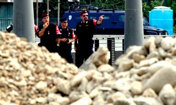 Prelaz neće biti otvoren dok se ne raziđu građani koji su noć proveli na barikadi; ilustracija: Getty Images Prelaz neće biti otvoren dok se ne raziđu građani koji su noć proveli na barikadi; ilustracija: Getty Images