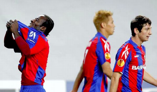 Seydou Doumbia proslavlja pogodak s navijačima; foto: Reuters Seydou Doumbia proslavlja pogodak s navijačima; foto: Reuters