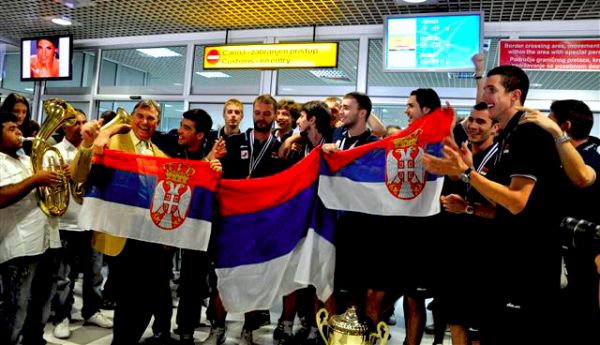 Srpski odbojkaši na beogradskom aerodromu; foto: TANJUG Srpski odbojkaši na beogradskom aerodromu; foto: TANJUG