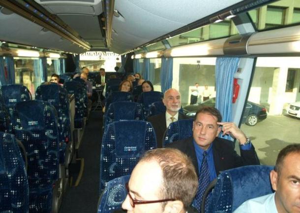 Vlada FBiH u autobusu za Tuzlu/Foto: Hayat Vlada FBiH u autobusu za Tuzlu/Foto: Hayat