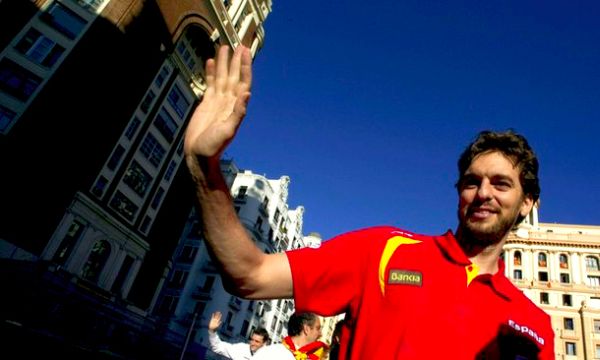 Pau Gasol proslavlja evropsko zlato na ulicama Madrida; foto: Reuters Pau Gasol proslavlja evropsko zlato na ulicama Madrida; foto: Reuters