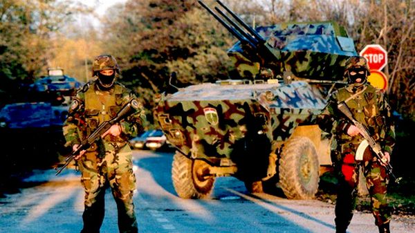 Prizor s beogradskih ulica za vrijeme pobune 2001. godine; foto: Rtv.rs Prizor s beogradskih ulica za vrijeme pobune 2001. godine; foto: Rtv.rs