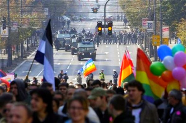 MUP Srbije tokom obezbjeđivanja prošlogodišnje Parade ponosa pretrpio je štetu od oko 1,5 miliona evra, a oko 200 policajaca je povrijeđeno; foto: AP MUP Srbije tokom obezbjeđivanja prošlogodišnje Parade ponosa pretrpio je štetu od oko 1,5 miliona evra, a oko 200 policajaca je povrijeđeno; foto: AP