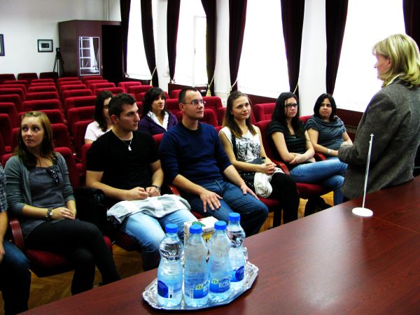 Jedna od studentkinja na praksi Ivana Krstova iz Makedonije kaže da je trenutno na praksi na Elektrotehničkom fakultetu Univerziteta u Banjaluci, da je zadovoljna praksom i da joj se Banjaluka mnogo svidjela; foto: SRNA Jedna od studentkinja na praksi Ivana Krstova iz Makedonije kaže da je trenutno na praksi na Elektrotehničkom fakultetu Univerziteta u Banjaluci, da je zadovoljna praksom i da joj se Banjaluka mnogo svidjela; foto: SRNA