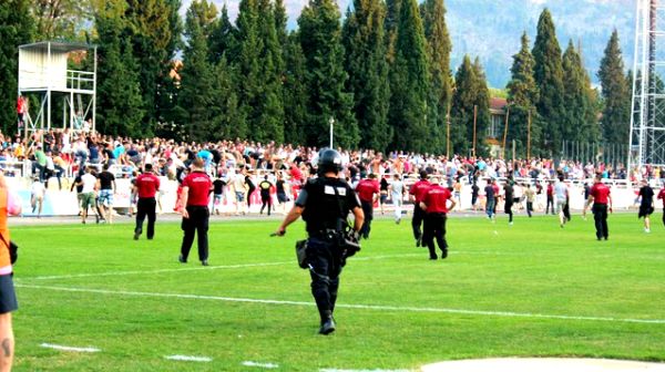 Neredi na utakmici Zrinjski - Velež; foto: Hercegovina.info Neredi na utakmici Zrinjski - Velež; foto: Hercegovina.info