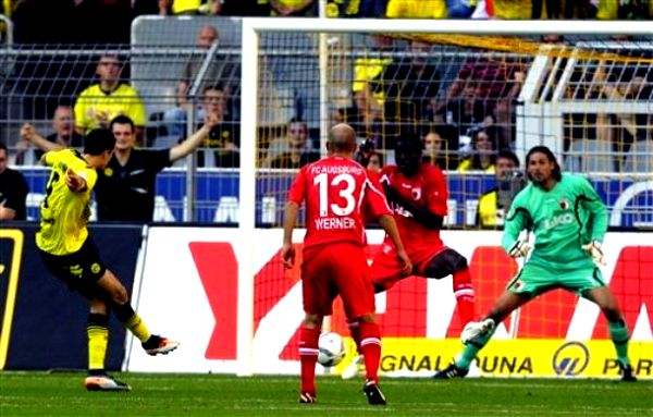 Robert Lewandowski postiže drugi gol za dortmundsku Borussiju; foto: Reuters Robert Lewandowski postiže drugi gol za dortmundsku Borussiju; foto: Reuters