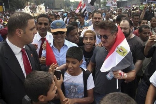 Sean Penn na protestu u Kairu Sean Penn na protestu u Kairu