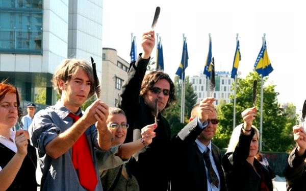 Aktivisti ispred zgrade Zajedničkih institucija BiH; foto: Radiosarajevo.ba Aktivisti ispred zgrade Zajedničkih institucija BiH; foto: Radiosarajevo.ba