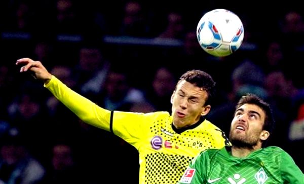 Ivan Perišić i Sokratis Papastathopoulos; foto: AP Ivan Perišić i Sokratis Papastathopoulos; foto: AP