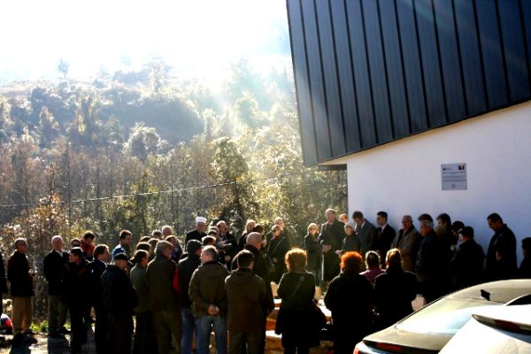 Svečanost u Kratinama: U dvije istovjetne zgrade u selima Kratine i Slatina će živjeti po četiri porodice lo&scaron;eg imovinskog stanja; foto: Opstinafoca.rs.ba