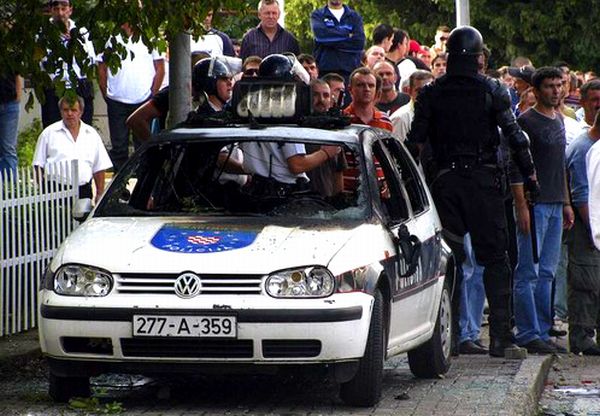 Neredi u &Scaron;irokom Brijegu u kojima je smrtno stradao navijač Sarajeva Vedran Puljić; foto: Reuters