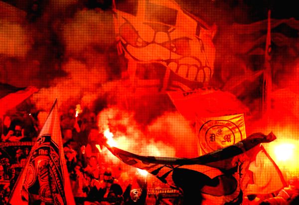 O&scaron;tećeno je oko 200 stolica na stadionu, zapaljeni su toaleti, a o&scaron;tećeni su i kiosci u blizini stadiona koji su takođe bili meta pristalica Dynama; foto: Reuters