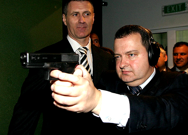 Ivica Dačić s pi&scaron;toljem