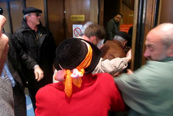 Član Inicijativnog odbora Neboj&scaron;a Čirković rekao je novinarima da građani naselja Bocke traže da se hitno raspravlja o izgradnji vodovoda i kanalizacije; foto: 021.rs