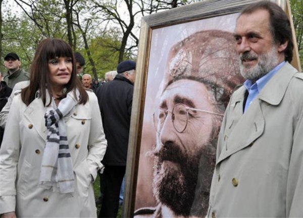Danica i Vuk Dra&scaron;ković pored portreta Draže Mihailovića