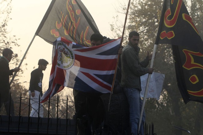 Vi&scaron;e desetina Iranaca u&scaron;lo je danas, bez policijske intervencije, u ambasadu Velike Britanije u Teheranu i britansku zastavu zamenilo iranskom