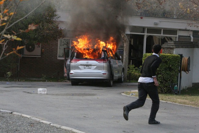 Vi&scaron;e desetina Iranaca u&scaron;lo je danas, bez policijske intervencije, u ambasadu Velike Britanije u Teheranu i britansku zastavu zamenilo iranskom