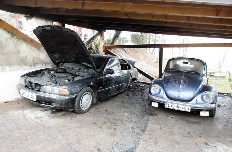 Incident se desio u naselju Zmajevac iznad Ba&scaron;čar&scaron;ije. Izgorjeli su automobil BMW i VW buba, oba u Karkinovom vlasni&scaron;tvu/ Foto: DEPO PORTAL