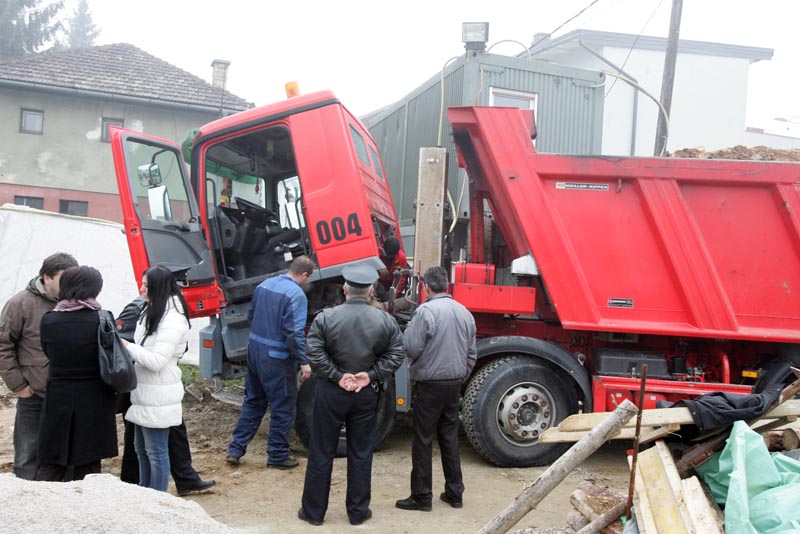 Nakon pripreme terena i predpristupnog puta, kamioni i bageri su u&scaron;li na gradili&scaron;te. Na terenu su građevinski inspektori Općine Centar/ Foto: DEPO PORTAL